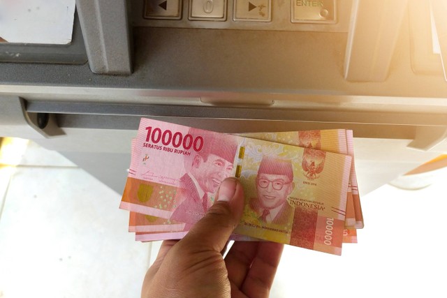 Ilustrasi Transaksi atau Uang Rupiah untuk bansos pkh. Foto: Shutterstock