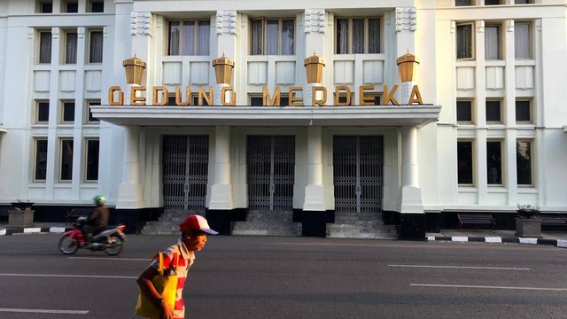 Kota Tua dengan segala pernak pernik dan ragamnya. Saksi bisu yang selayaknya punya cerita yang kuat.