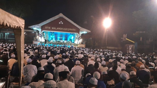 Suasana Tabligh Akbar tahun 2022 bertajuk 'ABM Bersholawat 3 : Membangun Akhlak dengan Aqidah dan Ukhuwah'. Foto / istimewa