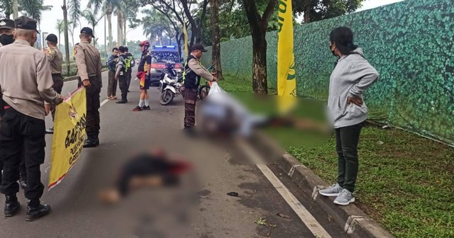 Polisi temukan dua remaja bersimbah darah di pinggir jalan di Tangerang, Selasa (14/6/2022). Foto: Dok. Istimewa