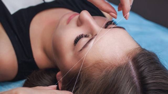 Ilustrasi microblading atau sulam alis. Foto: Shutterstock