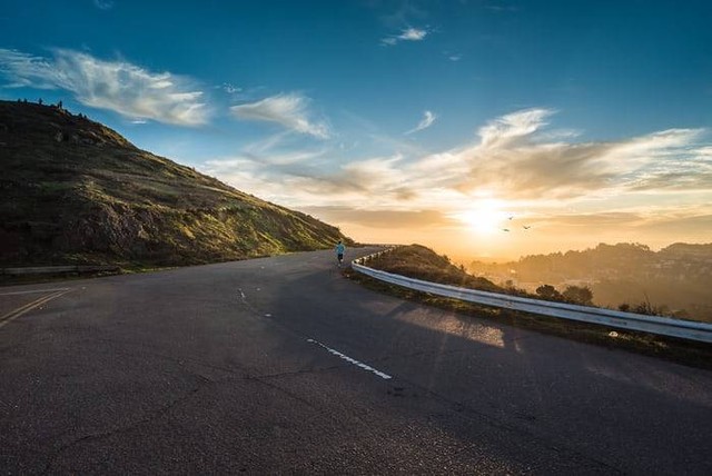 ke Bandung lewat Tol mana?. sumber foto : unsplash/joshua sortino.