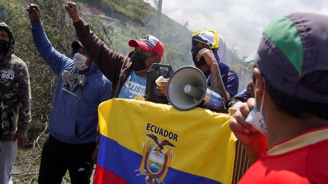 Demonstran bentrok dengan polisi anti huru hara, saat masyarakat adat memprotes kebijakan ekonomi dan lingkungan Presiden Ekuador Guillermo Lasso, di Quito, Ekuador, Senin (13/6/2022). Foto: Johanna Alarcon/REUTERS