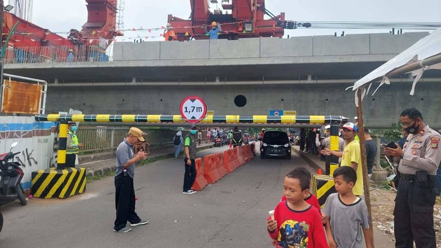 Girder box proyek kereta cepat menutupi akses jalan warga di Jembatan Antelope, Curug, Jatiwaringin, Bekasi. Foto: Andreas Gerry/kumparan