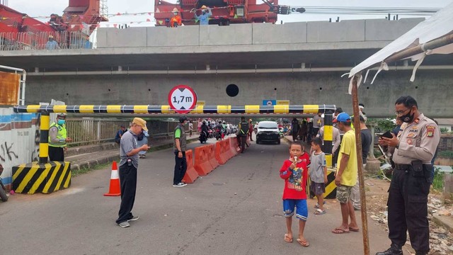 Girder box proyek kereta cepat menutupi akses jalan warga di Jembatan Antilope, Curug, Jatiwaringin, Bekasi. Foto: Andreas Gerry/kumparan