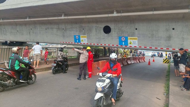 Pengerjaan Proyek Kereta Cepat di Antelope, Jati Cempaka Jakarta Timur, menyebabkan jalan tidak bisa dilintasi mobil setinggi 170 cm. Foto: Andreas Gerry/kumparan