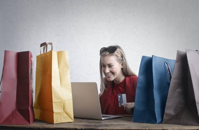 Ilustrasi berbelanja di Lazada gratis ongkir. Foto: Unsplash.com