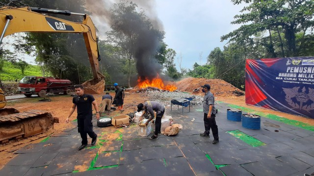 Bea Cukai Tanjungpinang memusnahkan jutaan barang ilegal hasil penindakan tahun 2020-2021, Selasa (14/6). Foto: Ismail/kepripedia.com