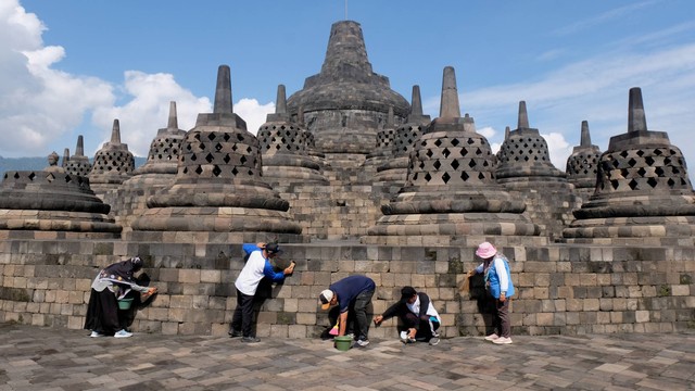 Sejumlah karyawan Balai Konservasi Borobudur (BKB) mengikuti aksi Reresik Candi Borobudur (membersihkan Candi Borobudur) di Magelang, Jawa Tengah, Selasa (14/6/2022). Foto: Anis Efizudin/ANTARA FOTO