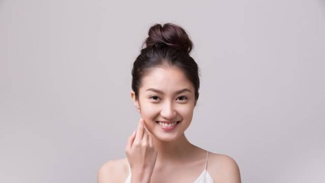 Ilustrasi kulit sehat dan glowing melalui facial massage Gua Sha. Foto: Shutterstock