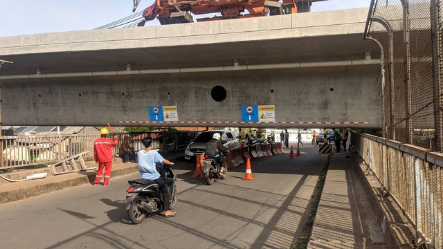 Girder box proyek kereta cepat menutupi akses jalan warga di Jembatan Antilope, Curug, Jatiwaringin, Bekasi, Jawa Barat, Selasa (14/6/2022). Foto: Jonathan Devin/kumparan