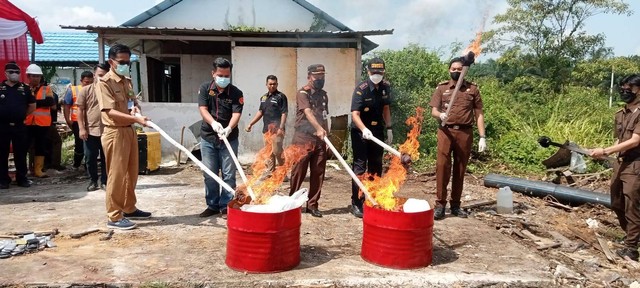 Petugas membakar barang bukti ganja dan rokok ilegal di TPA Talang Gulo, Jambi/Yovy Hasendra