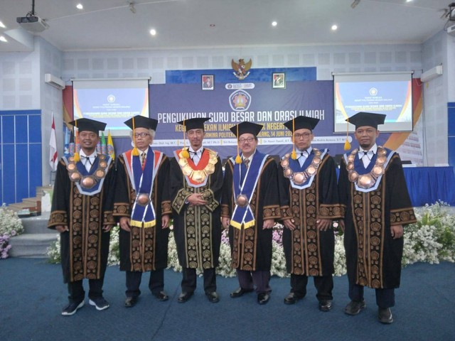 Dua dari kiri: Prof Dr R Moechammad Sarosa Dipl Ing MT; Direktur Polinema, Supriatna Adhisuwignjo ST MT; dan Prof Ir Syamsul Hadi MT PhD berfoto bersama anggota Senat. Foto: Feni Yusnia
