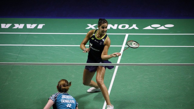 Pebulu tangkis Spanyol, Carolina Marin, melawan tunggal putri asal Denmark, Julie Dawall Jakobsen di Indonesia Open di Istora Gelora Bung Karno, Senayan, Jakarta, Selasa (14/6). Foto: Aditia Noviansyah/kumparan