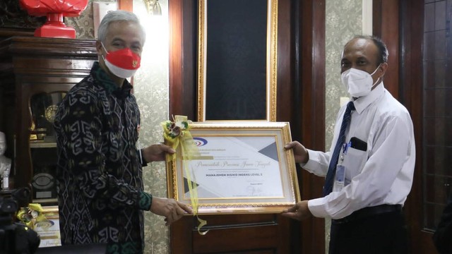 Gubernur Jateng Ganjar Pranowo menerima 2 penghargaan untuk Pemprov Jateng dari Badan Pengawasan dan Pembangunan (BPKP. Foto: Dok. Istimewa