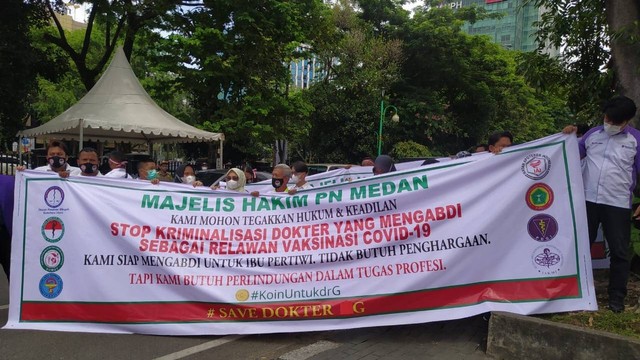 Puluhan Nakes mengelar aksi solidaritas mendukung dokter G di PN Medan. Foto: Dok. Istimewa