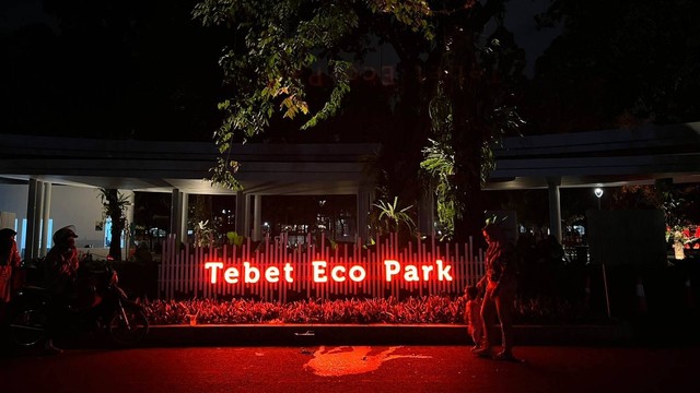 Suasana Tebet Eco Park di malam hari, Selasa (14/6/2022). Foto: Haya Syahira/kumparan