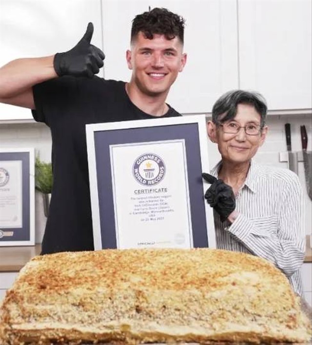 Dua chef pemecah rekor nugget terbesar di dunia. Foto: Guinness World Records