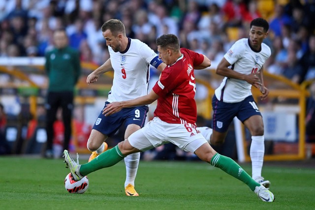 Pemain Timnas Inggris Harry Kane berebut bola dengan pemain Timnas Hongaria Willi Orban pada pertandingan Grup C UEFA Nations League di Stadion Molineux, Wolverhampton, Inggris. Foto: Toby Melville/REUTERS