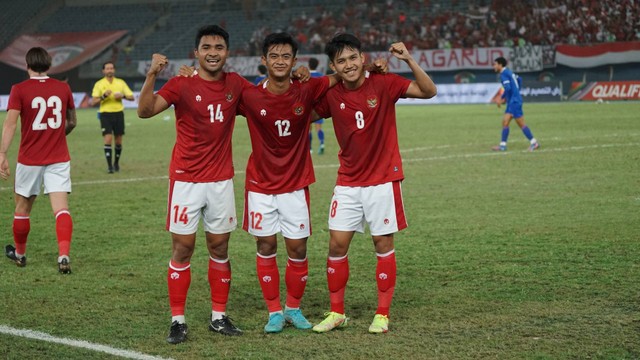 Selebrasi pemain Timnas Indonesia usai mencetak gol ke gawang Timnas Nepal pada pertandingan Pra-Piala Asia 2023 di Jaber Al-Ahmad International Stadium, Rabu (15/6). Foto: PSSI