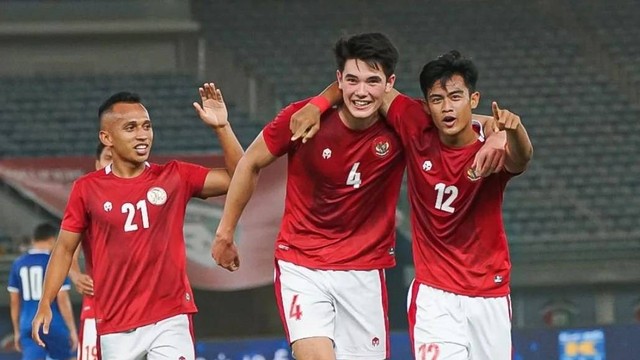 Selebrasi pemain Timnas Indonesia usai mencetak gol ke gawang Timnas Nepal pada pertandingan Pra-Piala Asia 2023 di Jaber Al-Ahmad International Stadium, Rabu (15/6).
 Foto: PSSI