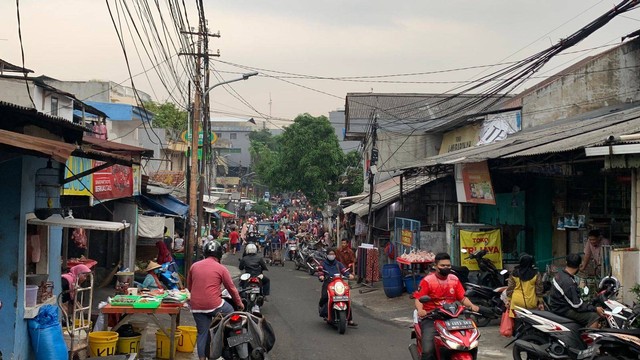 Mobilitas masyarakat dan pedagang di Pasar Cipete, Jakarta Selatan, Rabu (15/6/2022). Foto: Nugroho GN/kumparan