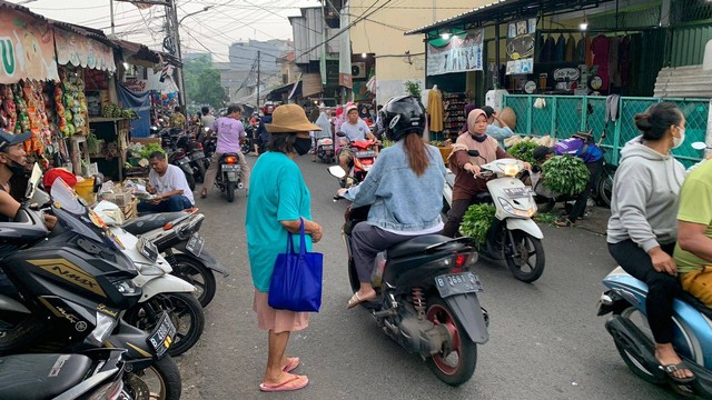 Mobilitas masyarakat dan pedagang di Pasar Cipete, Jakarta Selatan, Rabu (15/6/2022). Foto: Nugroho GN/kumparan