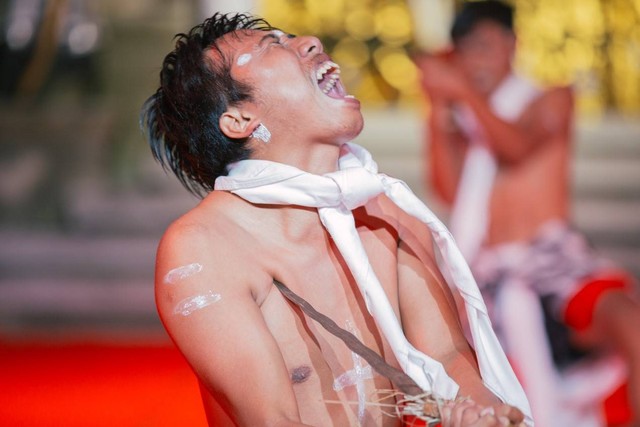 Salah-satu penari menusukkan keris ke dadanya dalam penampilan Tradisi Ngunying “Barong Swari” di PKB ke-44 - foto: Kadek Herdiyana