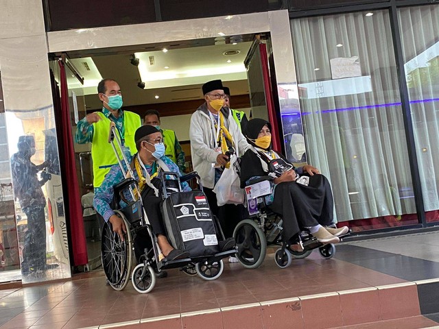 Gubernur Sutarmidji meminta agar panitia haji menggunakan ambulans khusus untuk membawa calon jemaah haji kalbar yang menggunakan kursi roda ke Bandara Supadio Pontianak. Foto: Teri/Hi!Pontianak