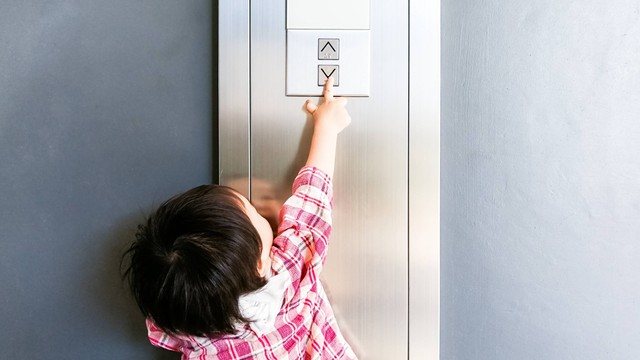 Ilustrasi anak bermain tombol lift. Foto: NeoStudio1/Shutterstock