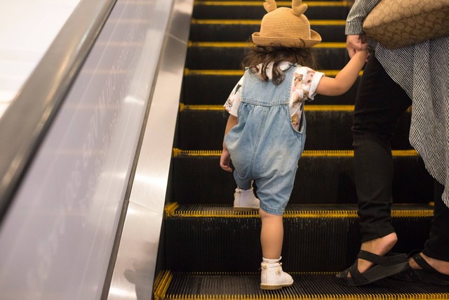 Ilustrasi anak menaiki eskalator. Foto: Asada Nami/Shutterstock