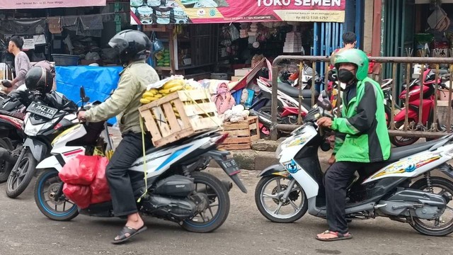 Masyarakat sekitaran Pasar Minggu tidak memakai sepatu saat mengendarai motor, Rabu (15/6/2022). Foto: Ainun Nabila/kumparan
