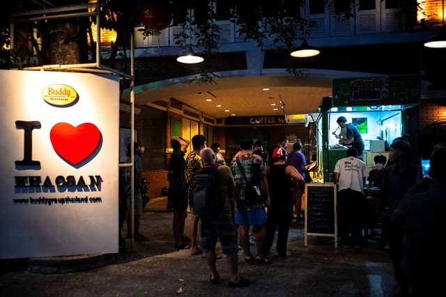 Turis mengantre untuk membeli ganja di Happy Bud, sebuah truk ganja di Khaosan Road, salah satu tempat wisata favorit di Bangkok, Thailand, Senin (13/6/2022). Foto: Athit Perawongmetha/REUTERS