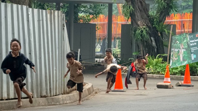 Sejumlah anak berlari di luar halaman Tebet Eco Park, Jakarta, Rabu (15/6/2022). Foto: Iqbal Firdaus/kumparan