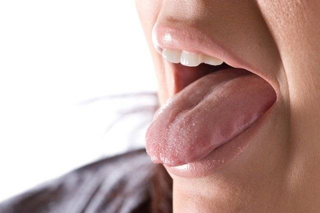 Ilustrasi seseorang mengalami kondisi lidah terasa pahit dan nafsu makan berkurang. Foto: Unsplash.com