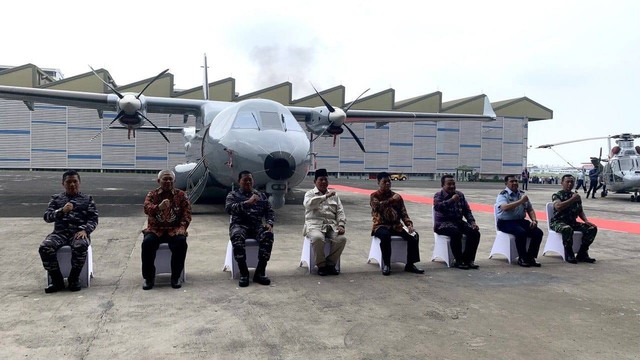 PT DI menyerahkan 1 Unit Pesawat CN235-220 Maritime Patrol Aircraft (MPA) dan 2 Unit Helikopter Anti Kapal Selam (AKS) kepada Kemenhan. Foto: Ulfah Salsabila/kumparan