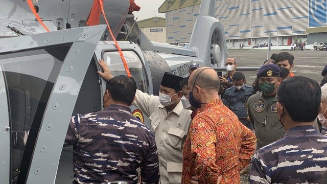 PT DI menyerahkan 1 Unit Pesawat CN235-220 Maritime Patrol Aircraft (MPA) dan 2 Unit Helikopter Anti Kapal Selam (AKS) kepada Kemenhan. Foto: Ulfah Salsabila/kumparan