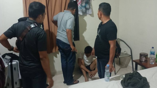 Penangkapan pelaku pencurian emas di Tanjunginang di sebuah guest house di Denpasar Selatan, Bali. Foto: Istimewa