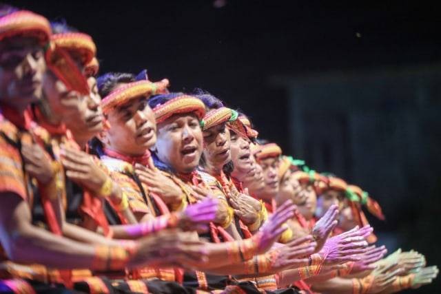 Gerakan penari Saman saat tampil dalam pembukaan Festival Tari Saman di Gayo Lues, Aceh. Foto: Suparta/acehkini