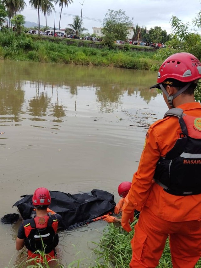 Tim Basarnas Banda Aceh mengevakuasi mayat yang ditemukan mengapung di Krueng Aceh, Rabu (15/6). Penemuan mayat pria tanpa identitas itu membuat heboh dan sempat jadi tontotan warga. Foto: Dok. Basarnas Banda Aceh