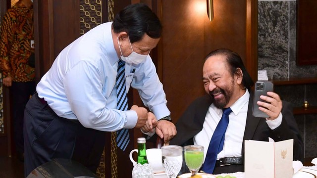 Prabowo berbincang dengan Surya Paloh saat makan siang bersama Presiden Jokowi di Istana Merdeka, Rabu (15/6/2022). Foto: Muchlis Jr/Biro Pers Sekretariat Presiden