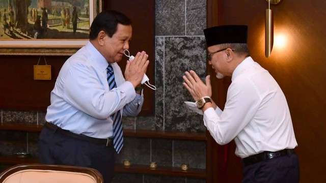 Zulkifli Hasan berbincang dengan Prabowo saat makan siang bersama Presiden Jokowi di Istana Merdeka, Rabu (15/6/2022). Foto: Muchlis Jr/Biro Pers Sekretariat Presiden