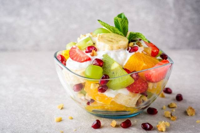 Ilustrasi salad buah. Foto: Shutterstock/Nesavinov