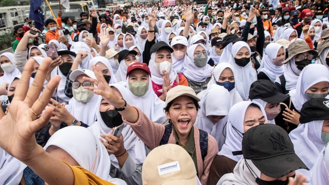 Sejumlah buruh perempuan melakukan aksi unjuk rasa di depan gedung DPR, Jakarta, Rabu (15/6/2022). Foto: Muhammad Adimaja/Antara Foto