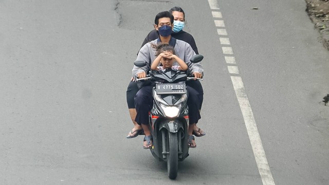 Pengendara sepeda motor yang masih menggunakan sandal di Jakarta, Rabu (15/6/2022). Foto: Iqbal Firdaus/kumparan