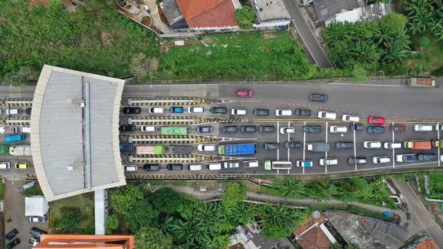 Kemacetan tersebut dikarenakan tingginya volume kendaraan jelang H-4 Lebaran 2022. Foto: Akbar Nugroho Gumay/ANTARA FOTO