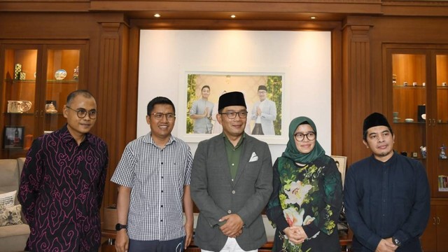 Dari kanan: Ketua Forum Pemred Arifin Asydhad (Pemred kumparan), Sekjen Forum Pemred Titin Rosmasari (Pemred CNN), Gubernur Jawa Barat Ridwan Kamil, Hery Trianto (Direktur Bisnis Indonesia), dan Irfan Junaidi (Pemred Republika). Foto: Forum Pemred