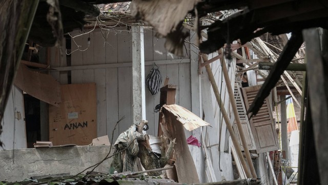 Kondisi dua rumah warga rusak akibat terkena ledakan di Desa Randegan, Kebasen, Banyumas, Jateng, Rabu (15/6/2022). Foto: Idhad Zakaria/Antara Foto