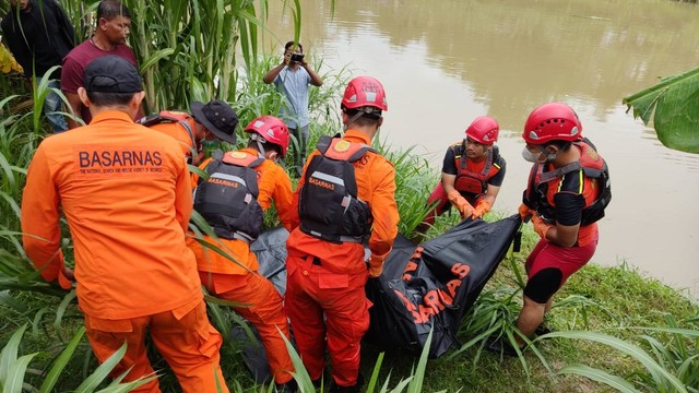Sosok mayat laki-laki tanpa identitas ditemukan mengapung di pinggir sungai Krueng Aceh, Kecamatan Krueng Barona Jaya, Aceh Besar. Foto: Dok. Istimewa