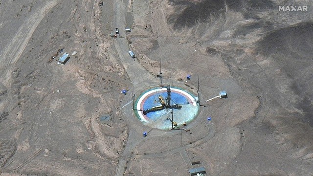 Gambar satelit menunjukkan gambaran aktivitas di landasan peluncuran Pusat Antariksa Imam Khomeini di tenggara Semnan, Iran, Selasa (14/6/2022). Foto: Maxar Technologies/Handout via REUTERS